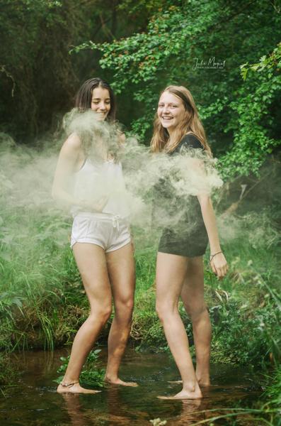 Ein Shooting-Bild mit Menschen und/oder Tieren inmitten wunderschöner Natur.