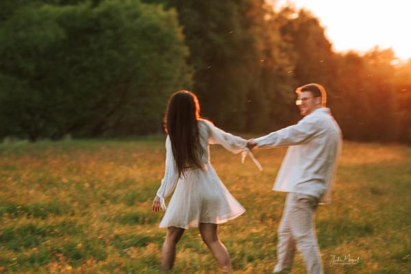 Ein Shooting-Bild mit Menschen und/oder Tieren inmitten wunderschöner Natur.