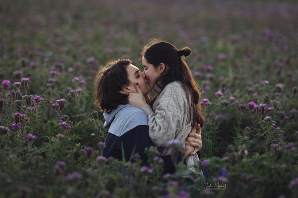 Ein Shooting-Bild mit Menschen und/oder Tieren inmitten wunderschöner Natur.