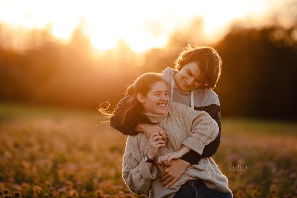 Ein Shooting-Bild mit Menschen und/oder Tieren inmitten wunderschöner Natur.