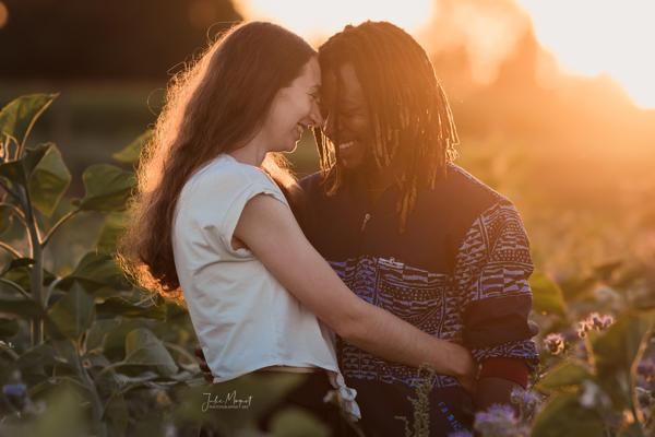 Ein Shooting-Bild mit Menschen und/oder Tieren inmitten wunderschöner Natur.