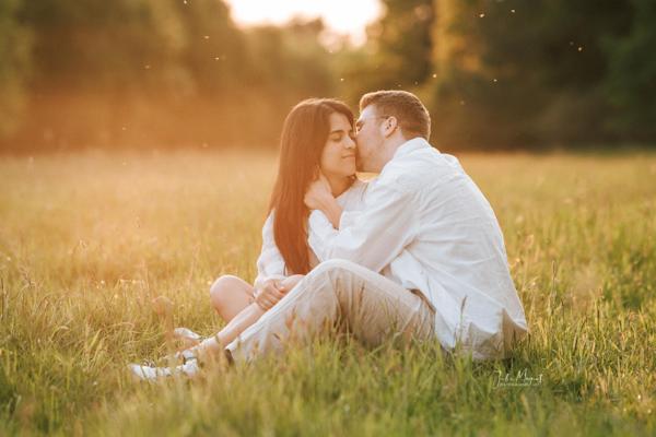 Ein Shooting-Bild mit Menschen und/oder Tieren inmitten wunderschöner Natur.