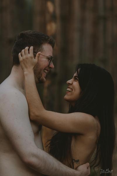 Ein Shooting-Bild mit Menschen und/oder Tieren inmitten wunderschöner Natur.