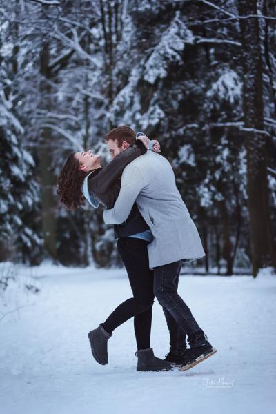 Ein Shooting-Bild mit Menschen und/oder Tieren inmitten wunderschöner Natur.