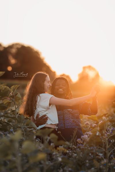 Ein Shooting-Bild mit Menschen und/oder Tieren inmitten wunderschöner Natur.