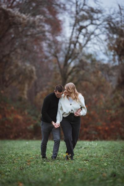 Ein Shooting-Bild mit Menschen und/oder Tieren inmitten wunderschöner Natur.