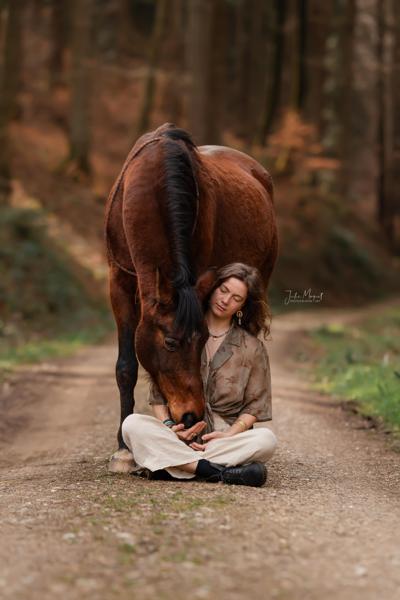 Ein Shooting-Bild mit Menschen und/oder Tieren inmitten wunderschöner Natur.