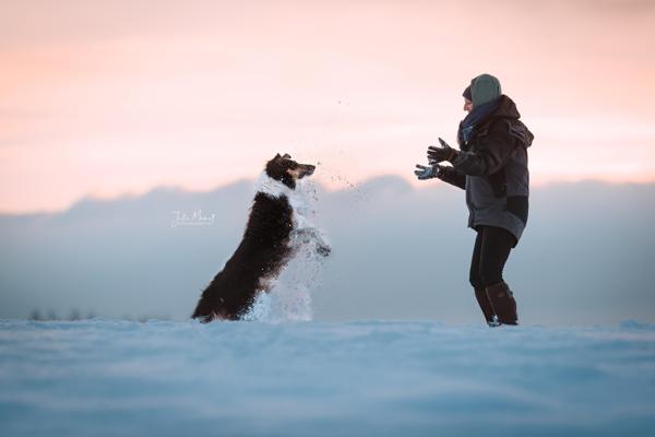 Ein Shooting-Bild mit Menschen und/oder Tieren inmitten wunderschöner Natur.