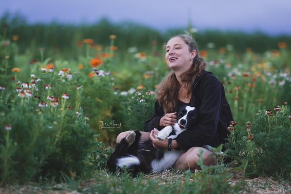 Ein Shooting-Bild mit Menschen und/oder Tieren inmitten wunderschöner Natur.