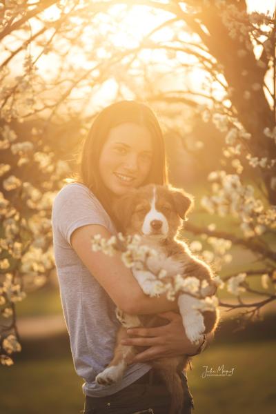 Ein Shooting-Bild mit Menschen und/oder Tieren inmitten wunderschöner Natur.